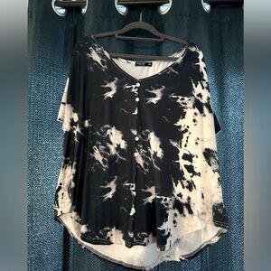 Super cute navy blue and white top! Button detail! SHEIN Curve 1XL